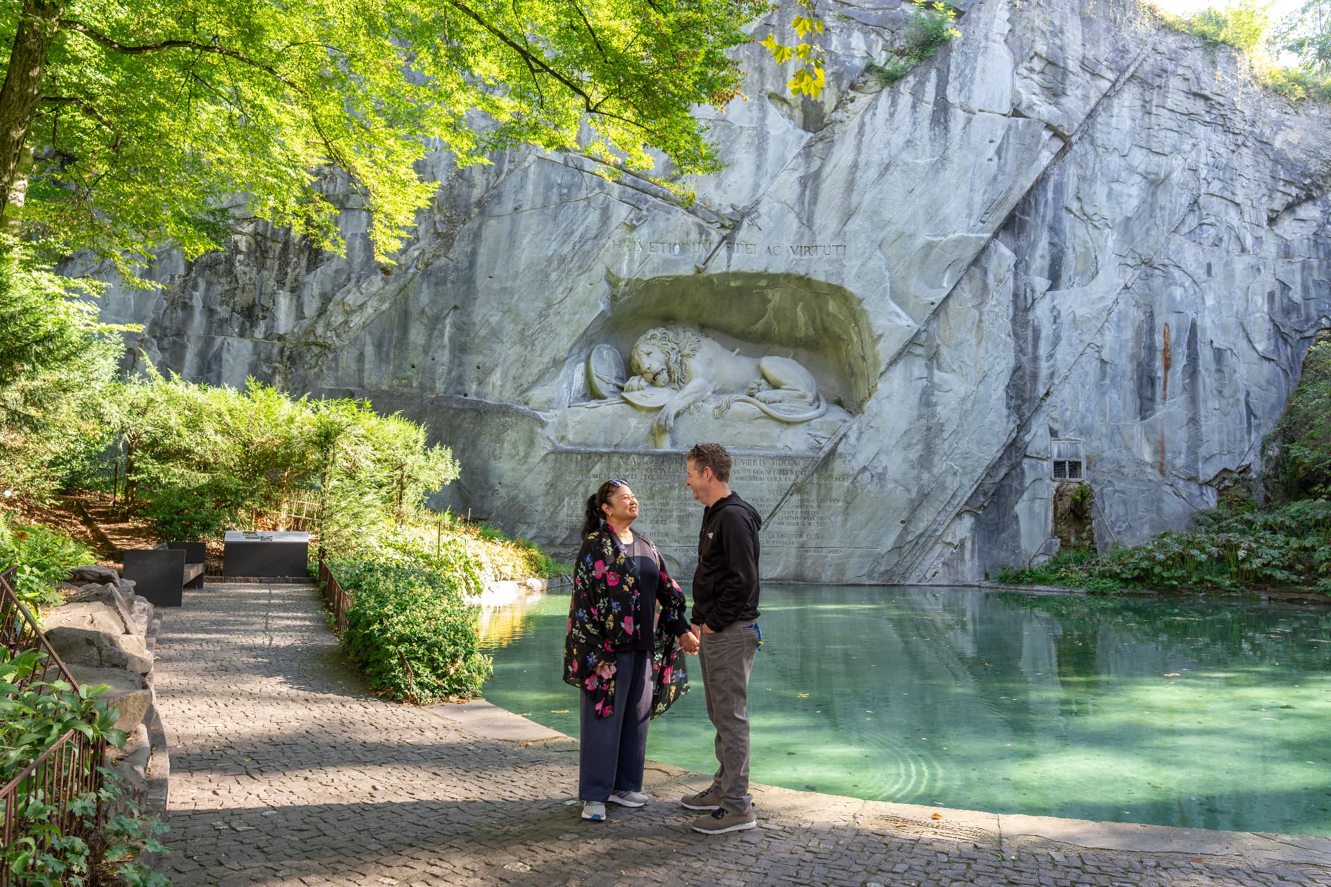 Couple in front of the Lion Monument in Lucerne